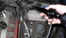 采用韋林工業(yè)內(nèi)窺鏡進(jìn)行汽車檢測 采用韋林工業(yè)內(nèi)窺鏡進(jìn)行汽車檢測